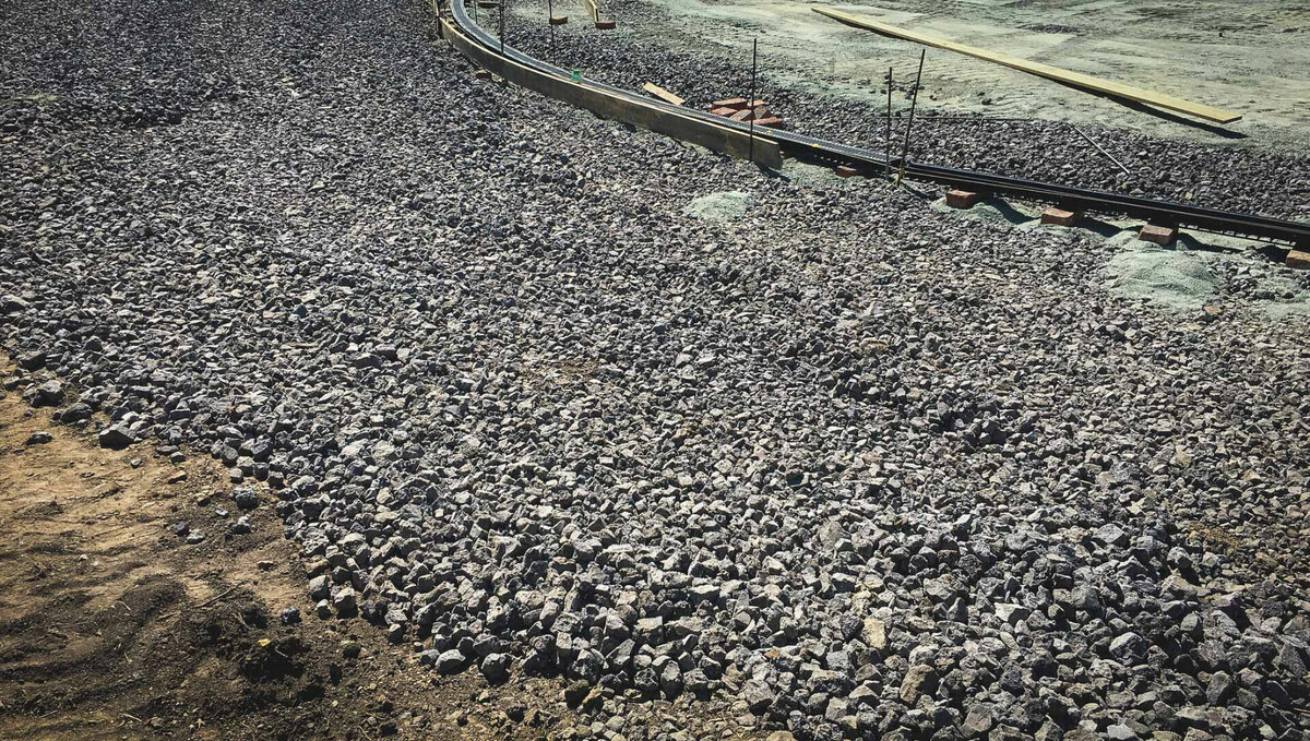     Жители нескольких деревень, расположенных возле дороги «Сарапульский тракт - д. Сизево», третий год летом дышат пылью. Об этом селяне рассказали корреспонденту Udm-info.