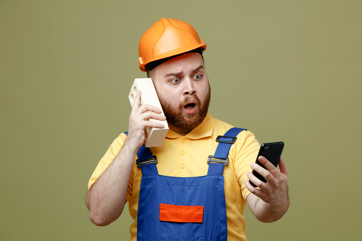 Источник фото https://ru.freepik.com/free-photo/confused-holding-phone-putting-brick-on-head-young-builder-man-in-uniform-isolated-on-green-background_29697699.htm#query=%D0%B7%D0%B0%D1%81%D1%82%D1%80%D0%BE%D0%B9%D1%89%D0%B8%D0%BA%20%D0%BC%D0%BE%D1%88%D0%B5%D0%BD%D0%BD%D0%B8%D0%BA&position=1&from_view=search&track=ais