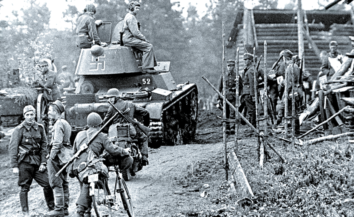 Финские солдаты с трофейным танком Т-26 в Карелии.