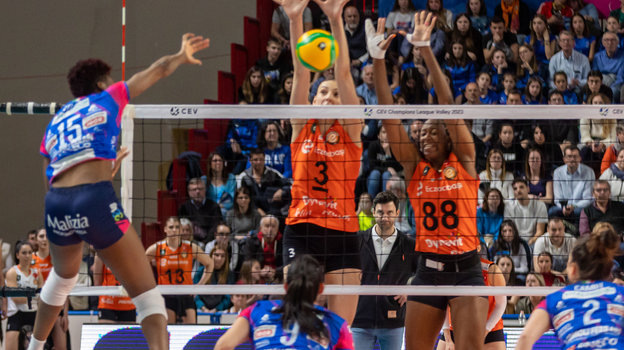    Джулия Итума (слева). Global Look Press