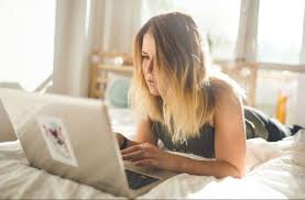 Как начать работать вебкам моделью — пошаговая инструкция с этой статьи поможет вам не только запустить первую трансляцию, но и сразу выйти на хороший доход. В этой сфере важно уделить внимание мелочам, начинающие модели допускают одни и те же ошибки, большая часть из них быстро сдается и ищет другие способы заработка.

