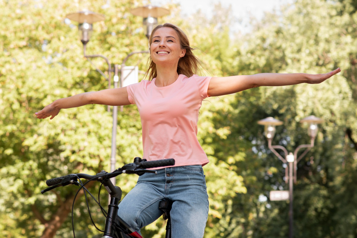 Здоровый образ жизни эксперты. Активная жизнь. Велосипед для рук. Женское удовольствие от велосипеда. Велосипед и женская рука.