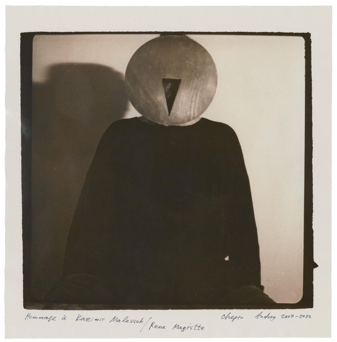    Андрей Чежин. Оммаж Казимиру Малевичу и Рене Магритту, 2007–2022 гг., тонированный желатиносеребряный отпечаток, 49,5 х 48,5 см., фото: Андрей Чежин