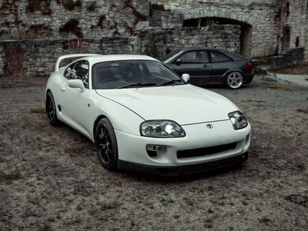 Первая Toyota Supra появилась в 1978 году. Машина оснащалась «шестеркой» объемом от 2,0 до 2,7 литра мощностью 111-118 л. с.. В продаже модель была представлена с пятиступенчатой механической коробкой передач и четырехступенчатым «автоматом». Выпуск автомобиля завершился в 1981 году.