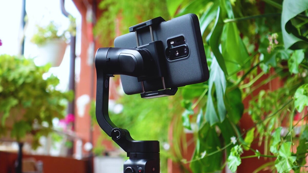    Стабилизатор Feiyu Tech Vlog Pocket 2 ― компактный, недорогой и незаменимый гаджет для начинающего и опытного блогера. Фото: tech4all.net