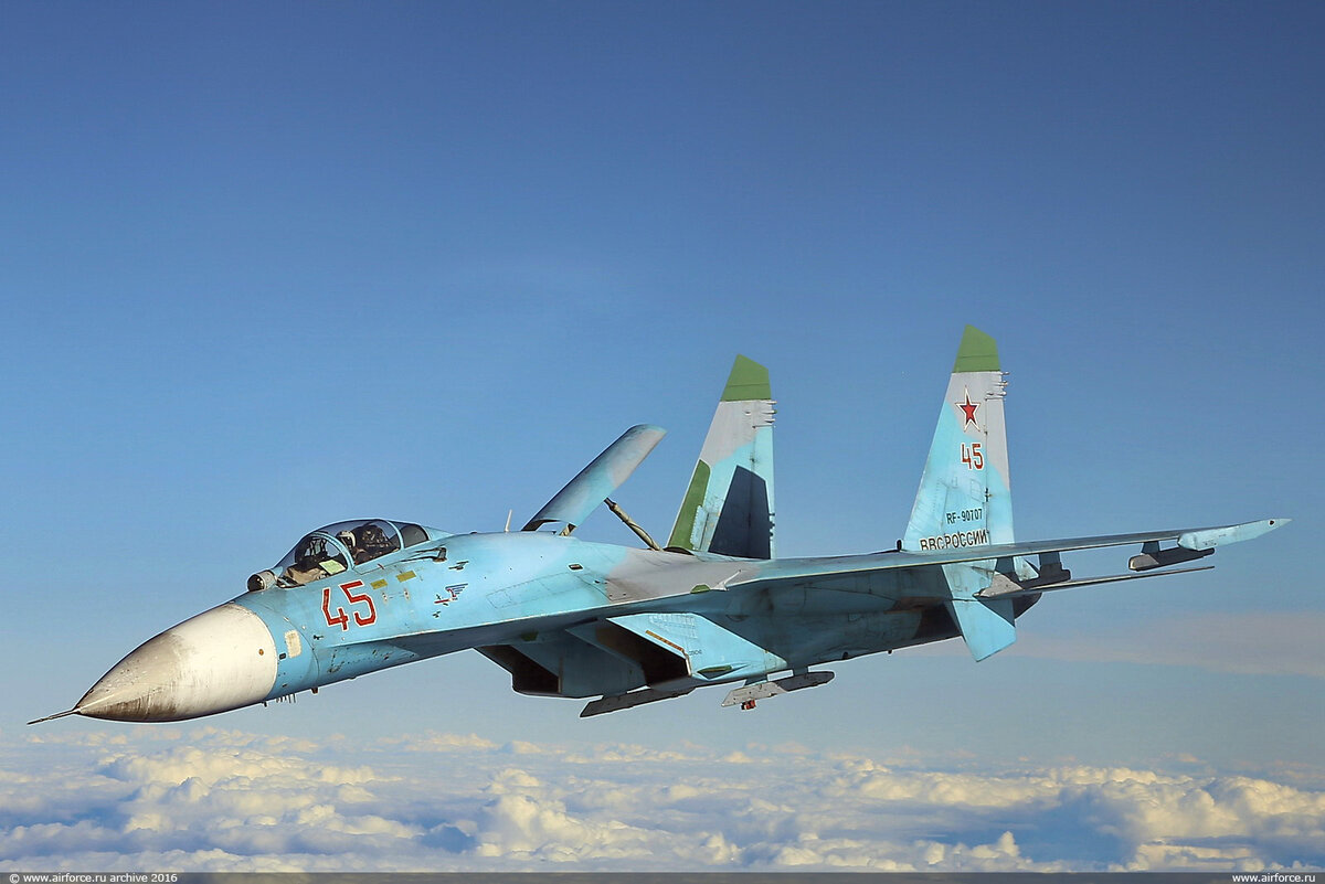  Самолёт Су-27  в небесном полёт.  фото: картинки  яндекса.