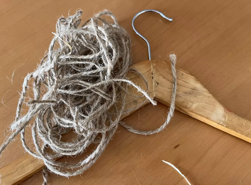 A veces sucede que la ropa no quiere quedarse en la percha y sale volando. Esto ocurre especialmente con tejidos finos y resbaladizos, así como con prendas con tirantes o escote ancho.-3