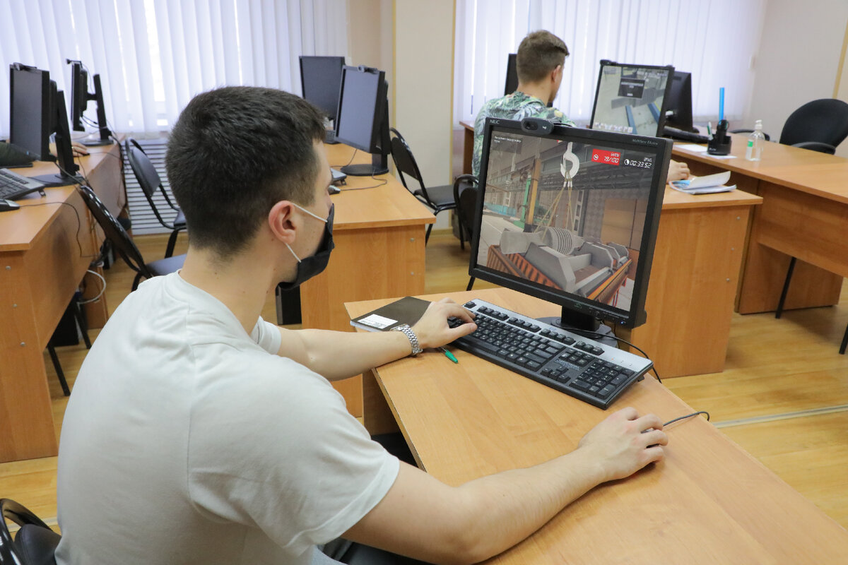 Компьютерный тренажер используют для обучения работе с подъёмными механизмами