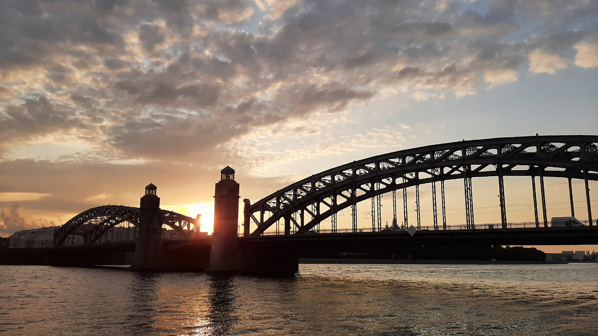 Есть такая особенность - травмированные люди и люди с особенностями чаще всего переезжают в Питер. Другой интересный факт: в Санкт-Петербурге самое большое количество практикующих психологов, психиатров, психотерапевтов и т.п.