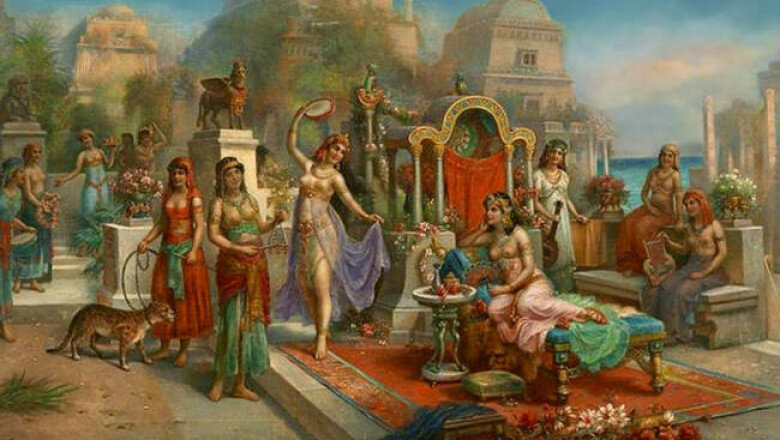 Сохранились древние шумерские документы до периода Селевкидов, в которых можно проследить семейные связи: отца, сына, брата, мужа. Семейные отношения начинались с предложения невесте, затем заключался брачный контракт и игралась свадьба. 
Молодые могли сами выбрать, в чьём доме им жить. Также решалось, может ли супруг, при некоторых обстоятельствах, иметь вторую жену или наложницу. Когда у супругов рождались дети, то они п были под абсолютной властью отца, так как он являлся главой семейства. Также только он имел право усыновлять детей и распределять наследство. Величина этой семейной единицы в Месопотамии зависела от места её образования.