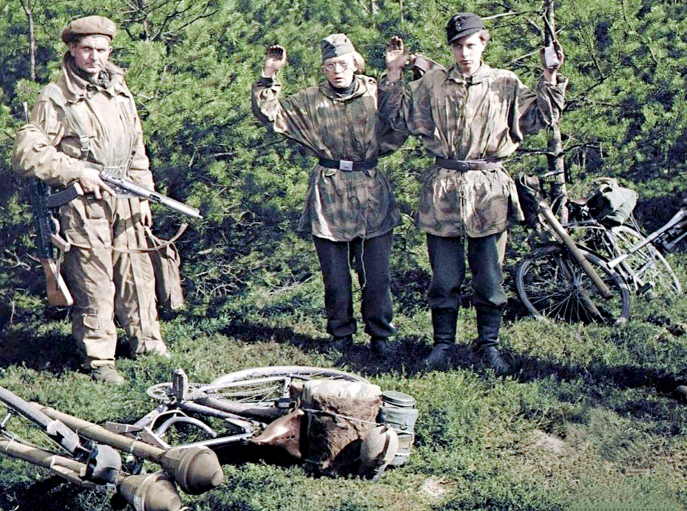 К концу ВМВ вермахт получил Панцерфаусты, и автоматы StG 44. Однако идти в бой уже было некому. Фото сделано 7 апреля 1945 г.