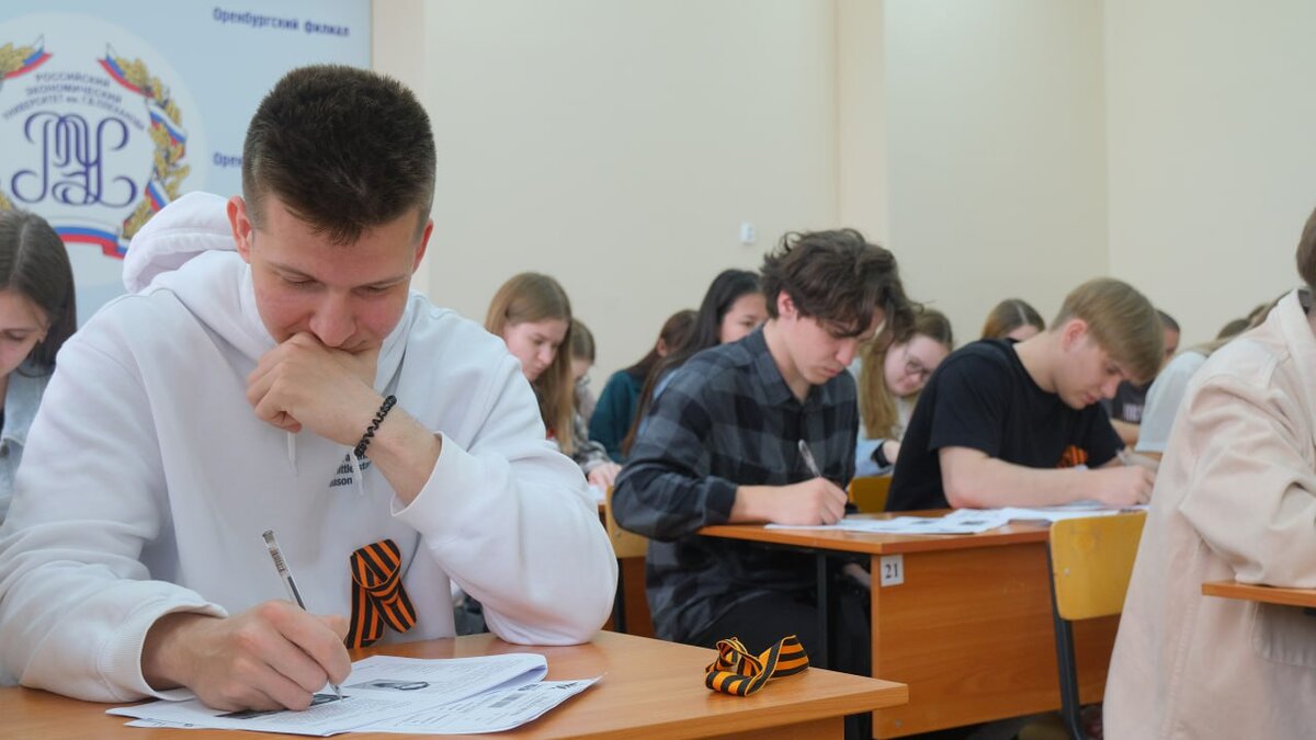  📷    Более 10 тысяч оренбуржцев написали «Диктант Победы» Андрей Севостьянов