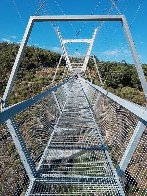 Arouca 516 (Arouca Suspension Bridge,Ponte 516 Arouca) — это пешеходный висячий мост, расположенный в муниципалитете Arouca , в Северном регионе Aveiro District в Portugal.