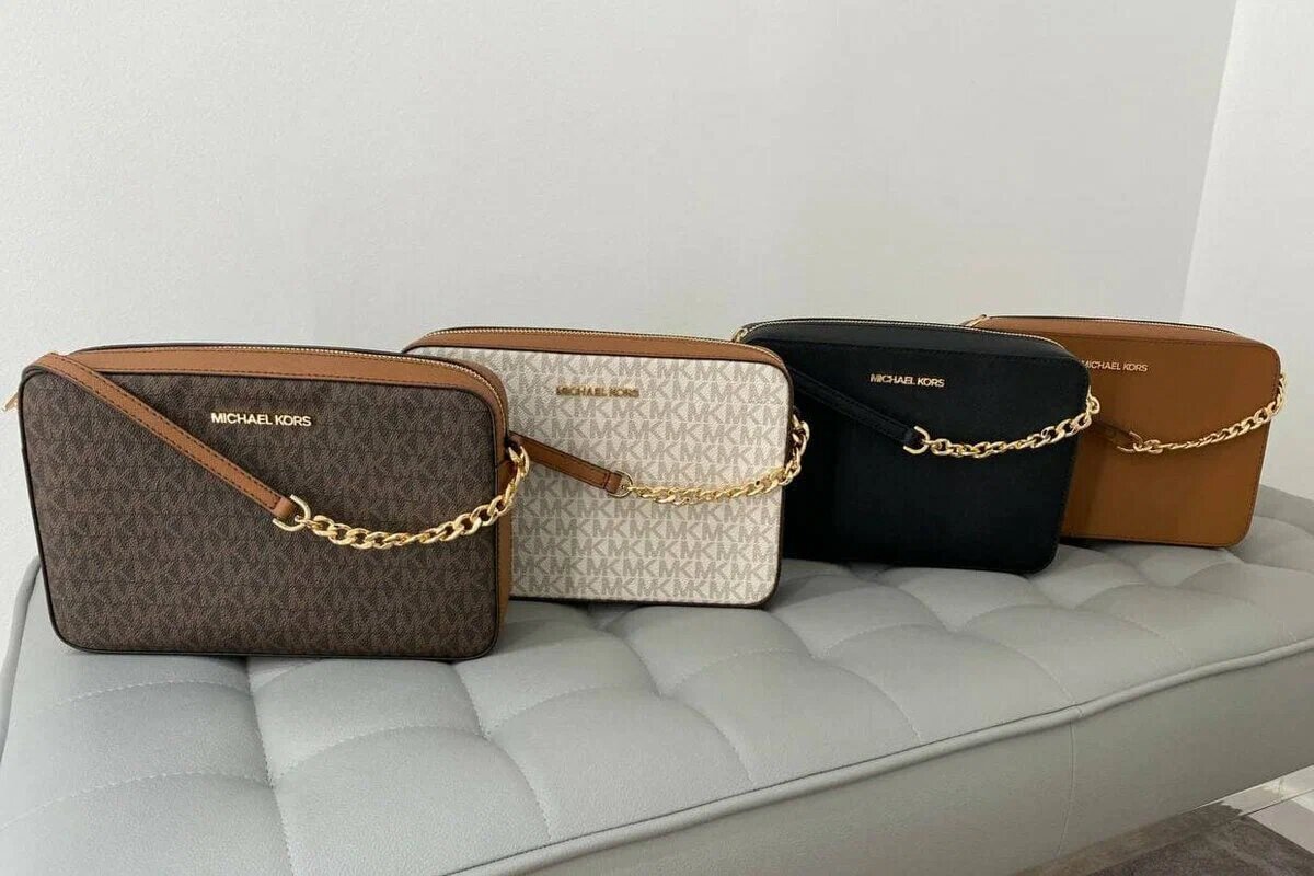 Например, сумку Michael Kors можно купить за 9 800₽ вместо 15 000₽ 