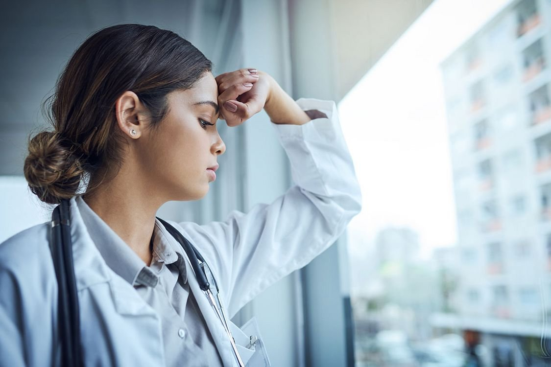 Подросток у врача. Стресс подростки. Психотерапия подростков. К какому врачу идти с тревожностью. Дискомфорт в общении.