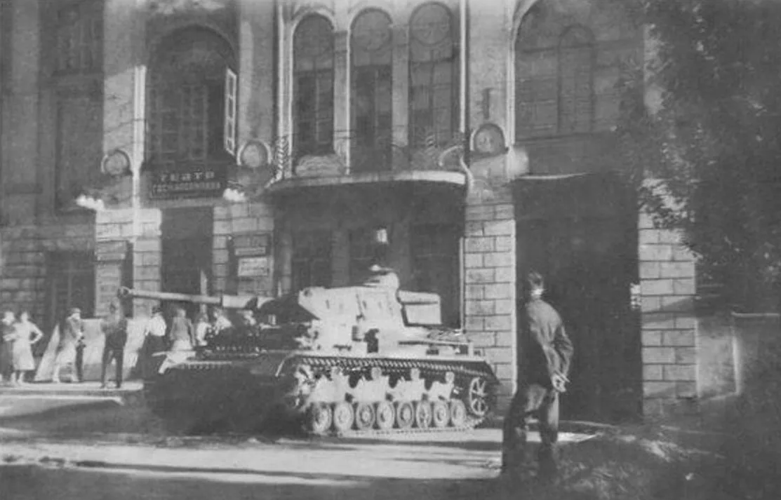 Фашистский танк на фоте театра оперетты, фото из сети