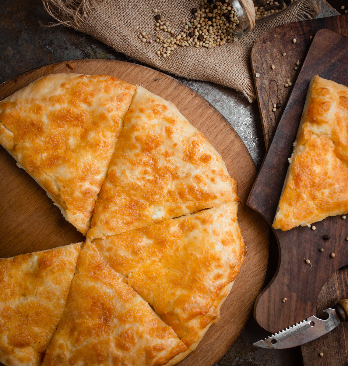 <a href="https://ru.freepik.com/free-photo/georgian-pizza-khachapuri-sliced-on-a-melted-cheese_5588339.htm#query=%D0%9C%D0%B5%D0%B3%D1%80%D0%B5%D0%BB%D1%8C%D1%81%D0%BA%D0%B8%D0%B5%20%D1%85%D0%B0%D1%87%D0%B0%D0%BF%D1%83%D1%80%D0%B8&position=0&from_view=search&track=robertav1_2_sidr">Изображение от azerbaijan_stockers</a> на Freepik