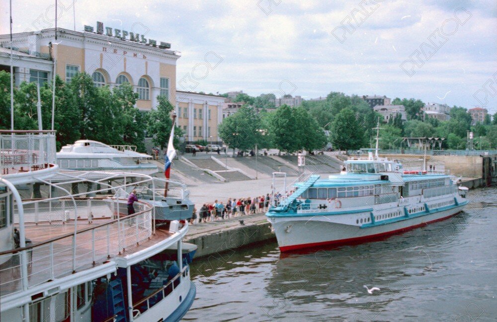 Вид набережной речного вокзала. Пермь. Российская Федерация. 1992. Фотограф В. Васин. РГАКФД. Арх. № 0-7862 цв