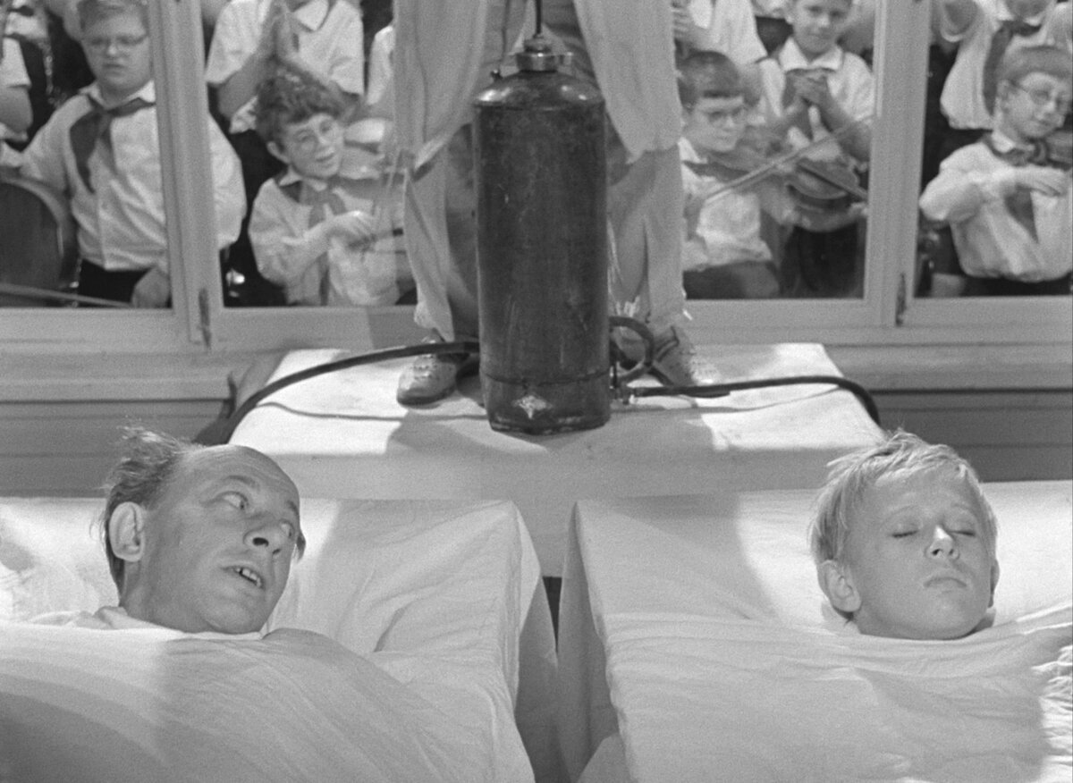 Кадр из фильма "Добро пожаловать или посторонним вход воспрещен". 