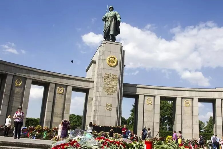 Памятники советским воинам фото Послы Украины в Берлине не хотят возлагать венки к памятникам советским воинам И