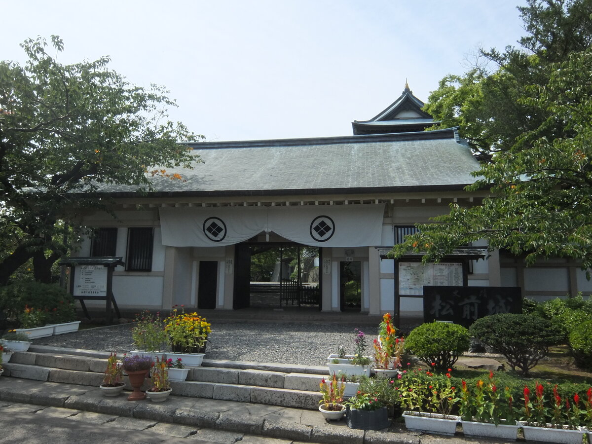 Гербы дома Мацумаэ у входа в одноимённый замок