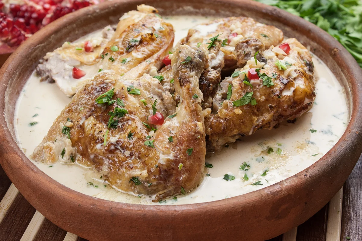 Чкмерули на кеци. Грузинское блюдо Чкмерули. Грузинская кухня курица Чкмерули. Цыпленок Чкмерули по-грузински.