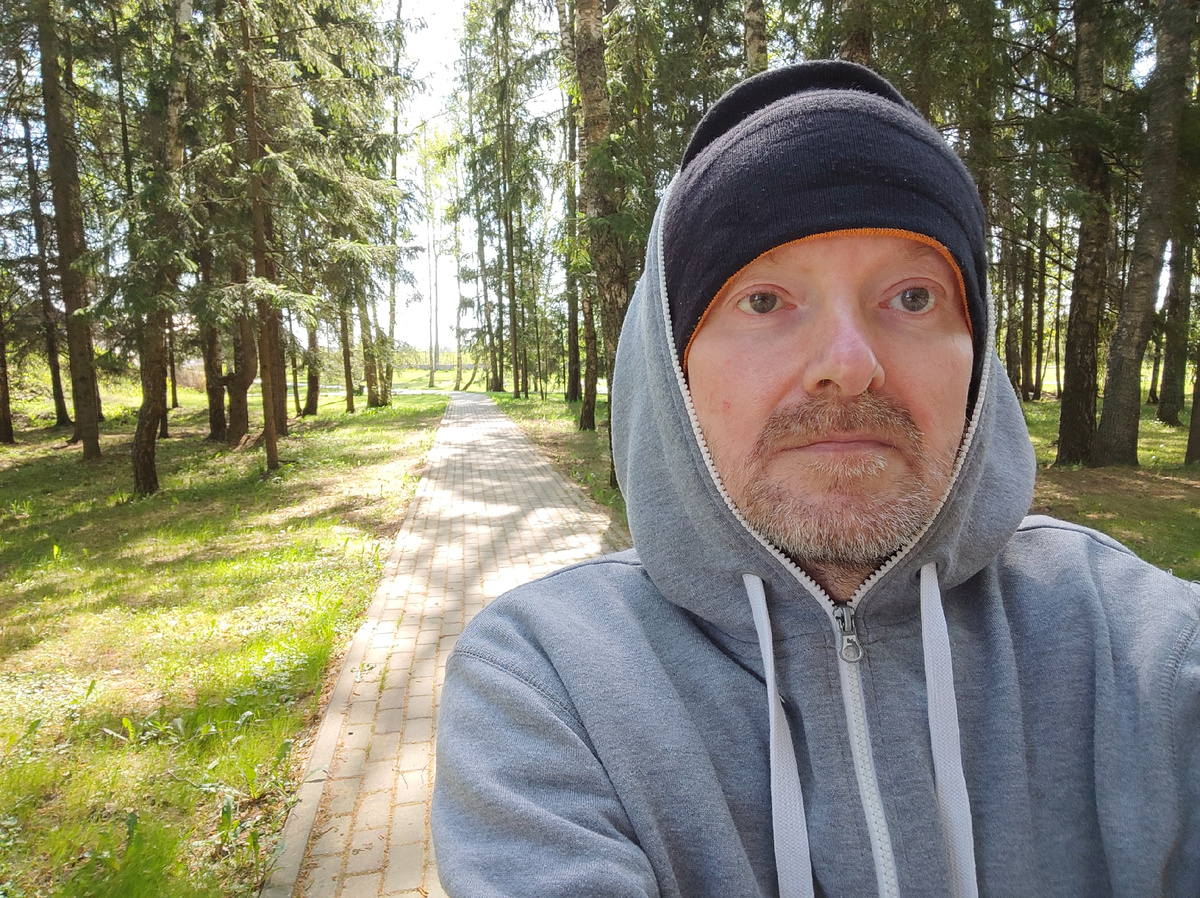 Тропинка уходит вдаль.