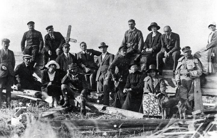 Оса́дники (польск. osadnicy, ед.ч. osadnik «поселенец») — польские колонисты-переселенцы, вышедшие в отставку военнослужащие Войска Польского, члены их семей, а также гражданские переселенцы-граждане Польши, получившие после окончания советско-польской войны и позднее земельные наделы на территориях Западной Украины и Западной Белоруссии с целью активной полонизации (ополячивания) территорий, отошедших Польше по Рижскому мирному договору 1921 года.  По данным «Энциклопедии Истории Беларуси», в период 1921—1939 годов с этнических польских земель в Западную Белоруссию переселились около 300 тысяч осадников (по другим данным — 320 тысяч человек