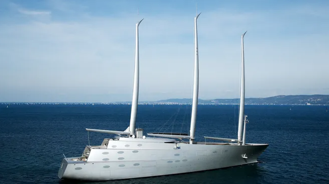 Мельниченко является владельцем «А», самой большой парусной яхты в мире © Reuters