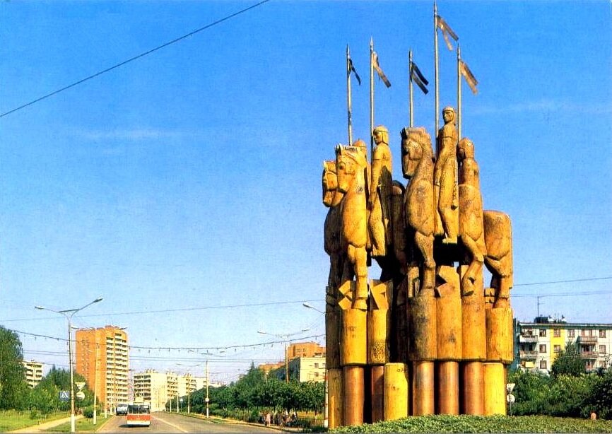 Конная монументально-декоративная композиция "Дорога на Москву", располагалась в Чебоксарах с 1989 по 2016 год. Изображает поход чувашской делегации в Москву с челобитной о добровольном вхождении в состав России. Скульптор - Ф.И. Мадуров, архитектор - Ю.М. Новосёлов.