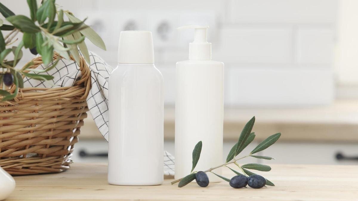    Бутылочки с шампунем и корзина с оливками:Freepik/kotkoa