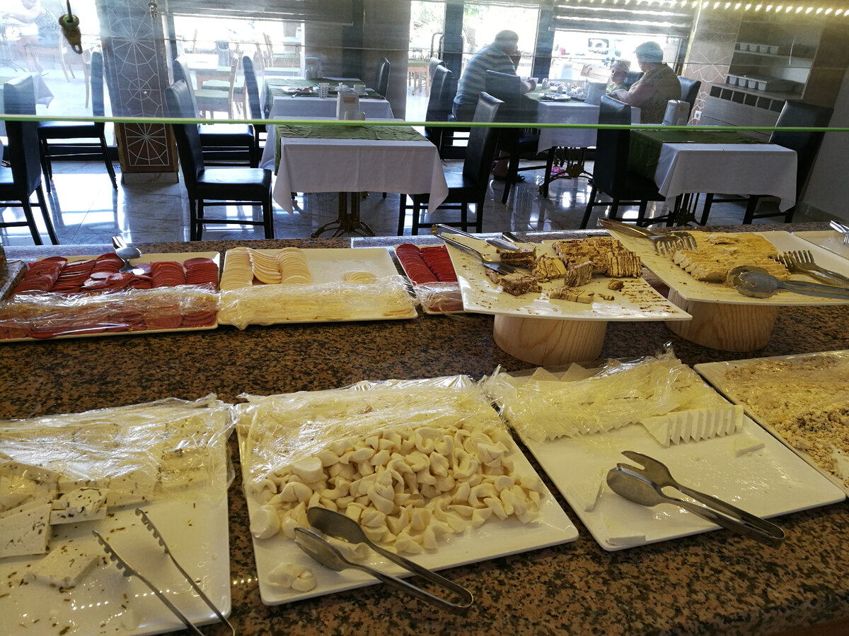 Сыры, колбасы.