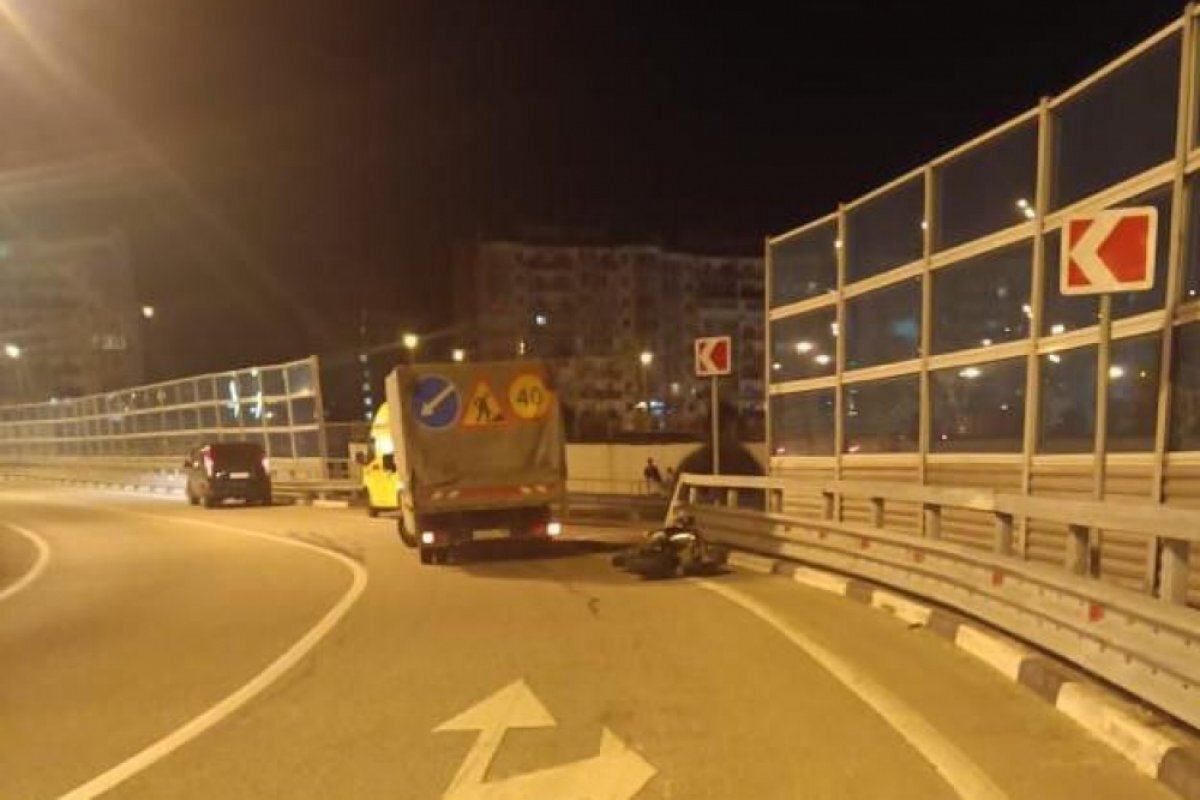    В Сириусе мотоциклист врезался в дорожное ограждение, погиб он и пассажир