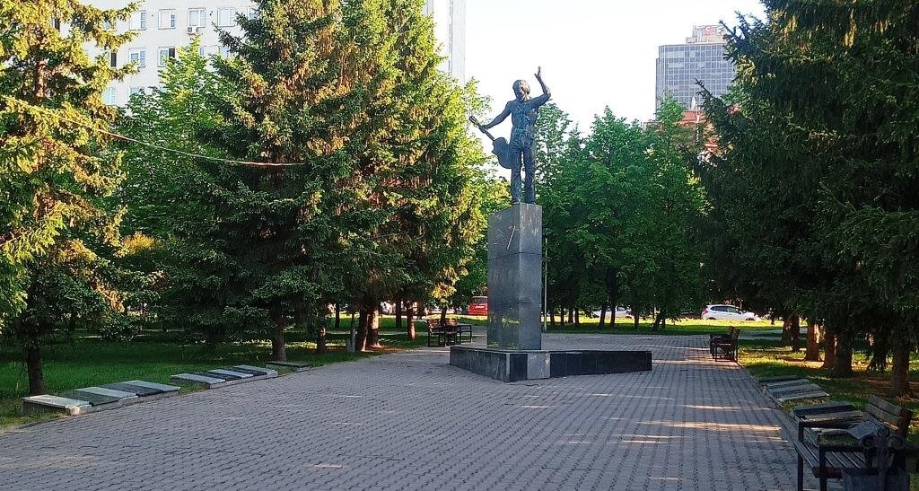 Аллея бардов. Памятник В. Высоцкому. Новосибирск