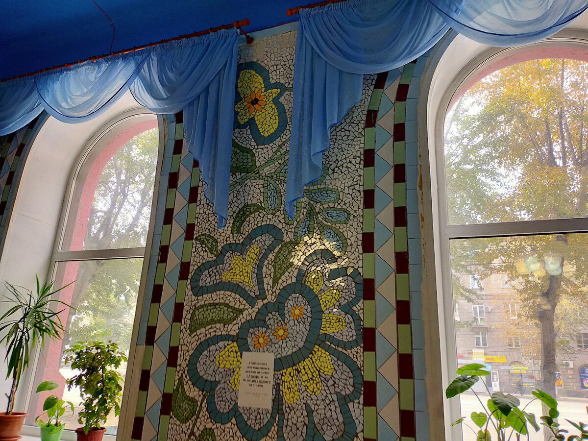 И межоконье украсили