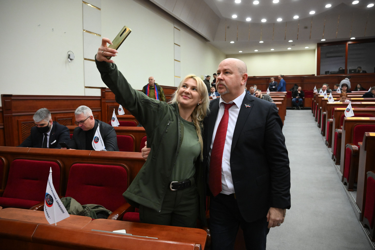 Уполномоченный по правам человека в ДНР Дарья Морозова и председатель комитета Народного совета ДНР по внешней политике, международным связям, информационной политике и информационным технологиям Владислав Бердичевский. Sputnik (rian_photo) / Илья Питалев