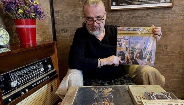 Rockdigger c виниловым альбомом Desolation Boulevard 1975 от Capitol Records