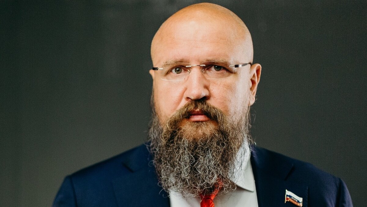     Сейчас скандальный журналист находится в «учебке».