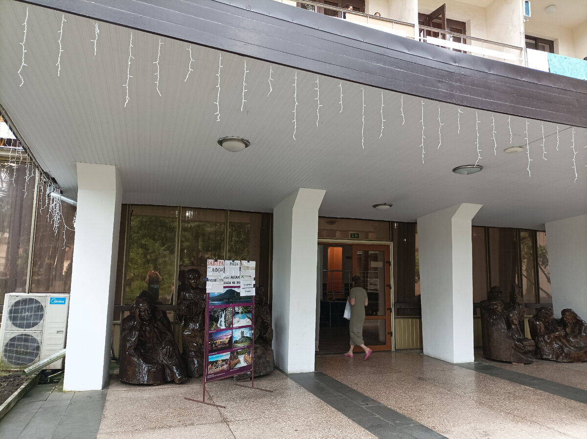 Вход в наш корпус, здесь же регистрируют всех приезжающих