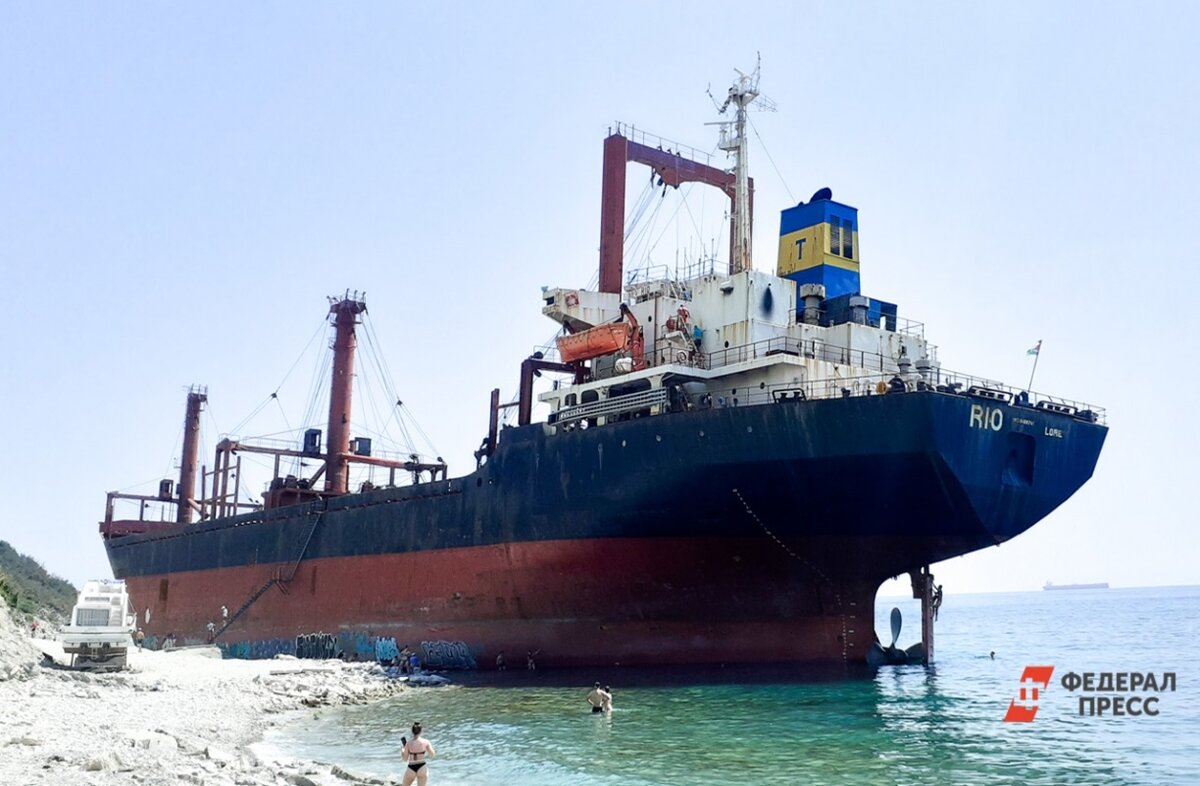 Корабль ремонтирует группа сварщиков.  Фото: Фото: ФедералПресс / Андрей Гусий