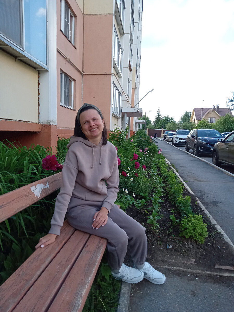 У подъезда с новым маникюром)