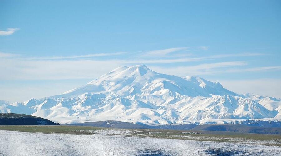    Вид на Эльбрус с перевала Гумбаши Фото: JukoFF. Собственная работа, общественное достояние