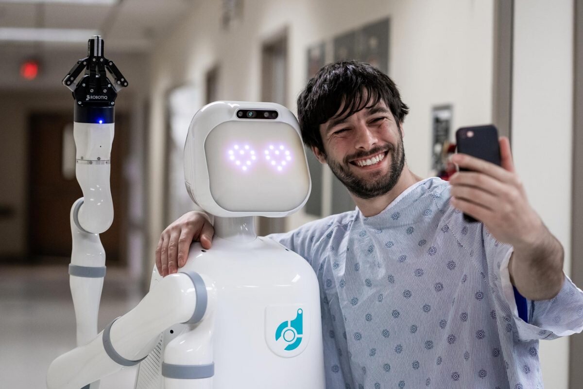 Хирургические роботы: Одной из самых впечатляющих областей применения робототехники в медицине является роботизированная хирургия. Роботы-хирурги, такие как Da Vinci Surgical System, позволяют хирургам проводить сложные операции с высокой точностью и меньшим воздействием на пациента. Это сокращает время восстановления, риск осложнений и повышает качество хирургических вмешательств .  
Автономные роботы в палатах: Роботы могут выполнять рутинные задачи в больничных палатах, такие как доставка лекарств и обслуживание пациентов. Это позволяет медицинскому персоналу сосредоточиться на более сложных и важных задачах, улучшая общий уход за пациентами.

