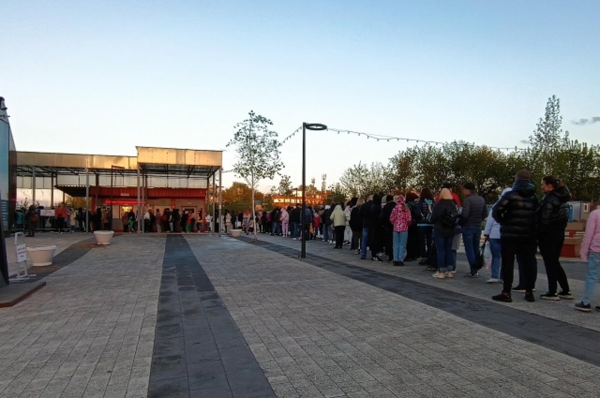    В Нижнем Новгороде на канатную дорогу выстроилась 2-часовая очередь