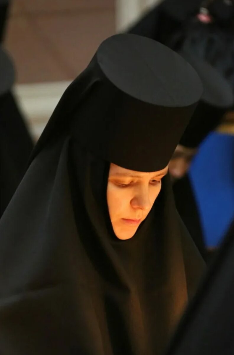 Монахини серафимо-дивеевского монастыря. Монашеский клобук. Камилавка клобук куколь. Монашеский клобук. Клобук монаха.