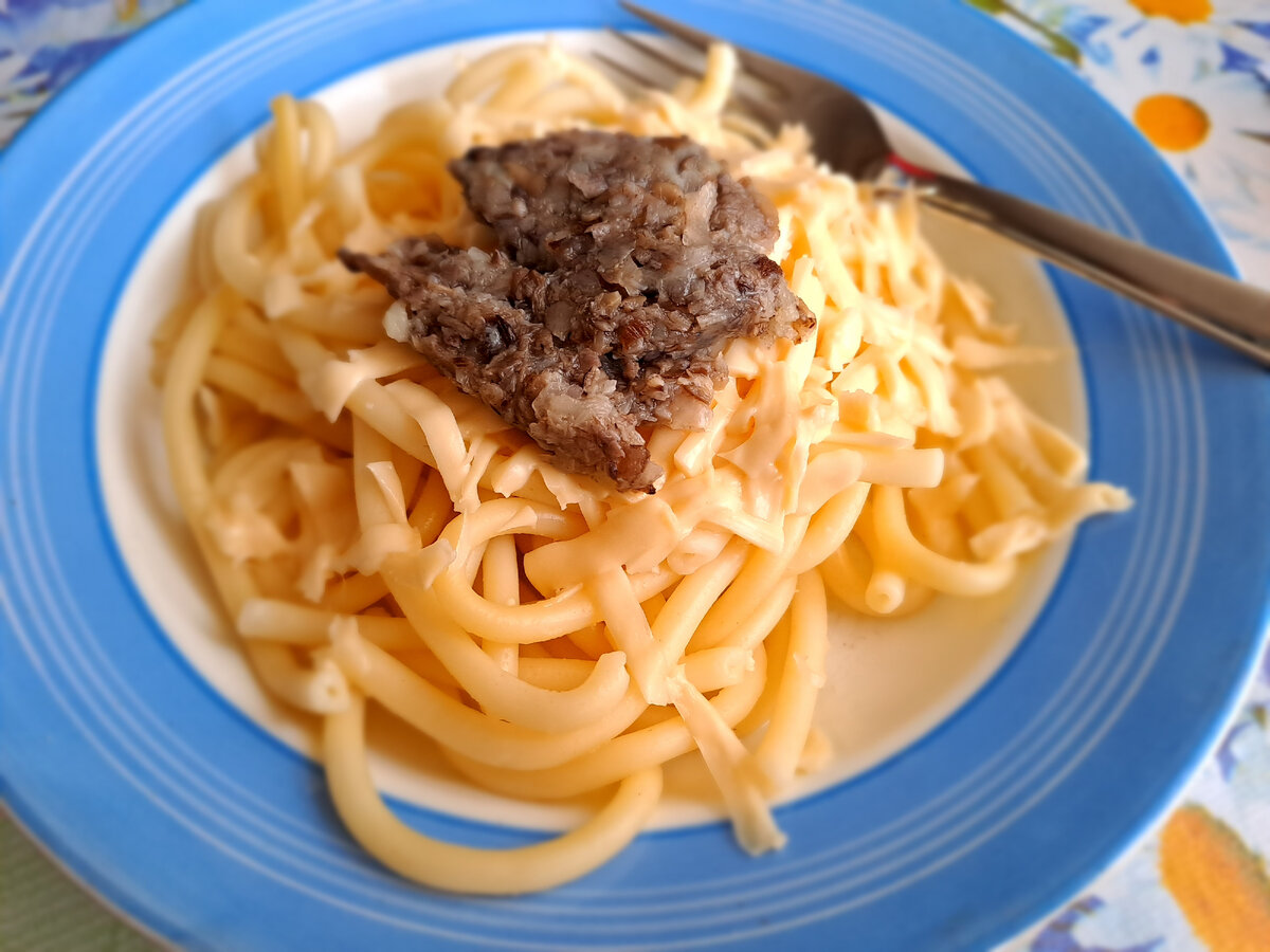 Икру мама готовила в сезон грибов, потом раскладывала по разовым упаковкам и замораживала. Нам нравится с макаронами, картошкой, рисом или гречкой.  Да хоть в пирожки можно, наверное. 