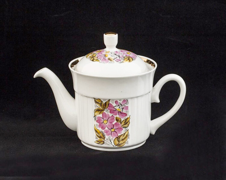 Чайник из сервиза «Хоровод». Хайта, 1975 год. Автор формы «Байкал» Виктор Васильевич Лозинский, автор росписи Станислава Дмитриевна Лозинская