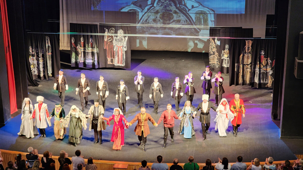 финал и поклон после прекрасного спектакля