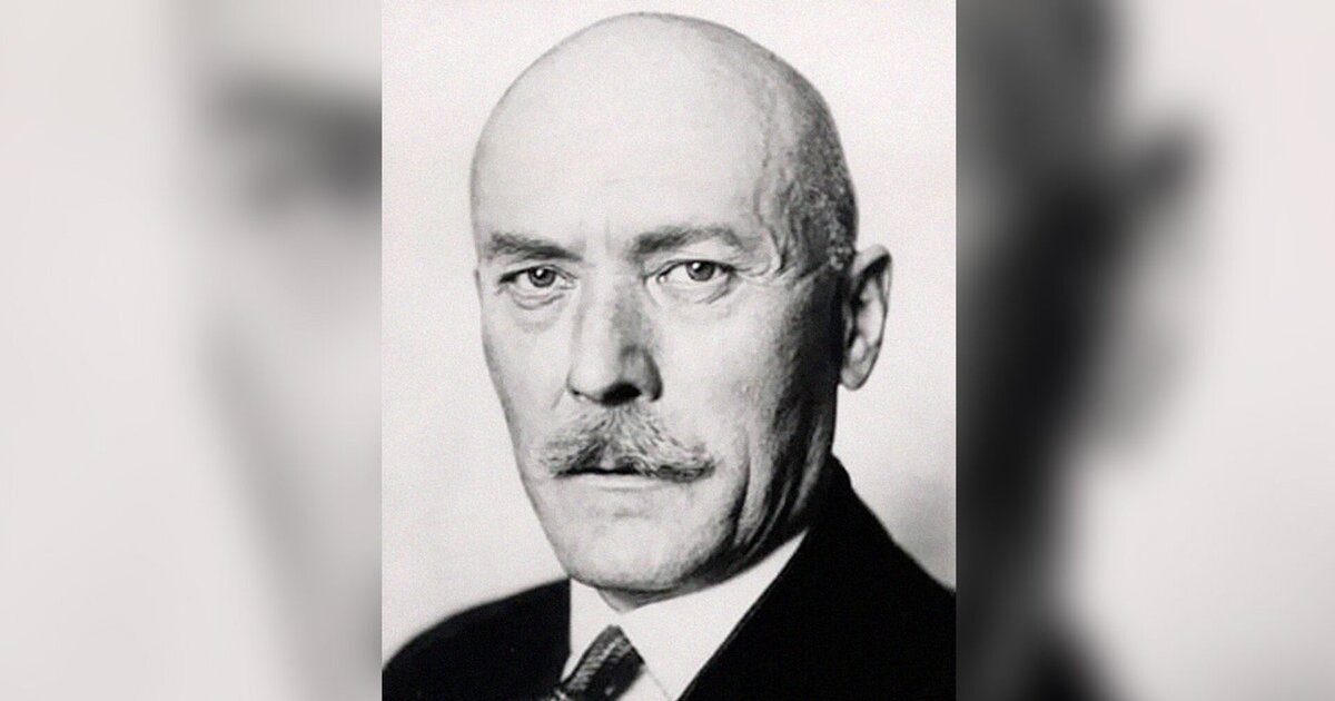 Фридрих-Вернер Эрдманн Маттиас Иоганн Бернгард Эрих, граф фон дер Шуленбург (нем. Friedrich-Werner Erdmann Matthias Johann Bernhard Erich Graf von der Schulenburg; 20 ноября 1875[1], Кемберг, Саксония-Анхальт — 10 ноября 1944, Плётцензее или Берлин) — немецкий дипломат, посол Германии в СССР (1934—1941). Участник заговора 20 июля против Адольфа Гитлера. С 1911 года — консул в Тифлисе (ныне Тбилиси). В 1915 году — германский офицер связи в турецкой армии в городе Эрзеруме, участвовал в организации «Грузинского легиона», в который входили добровольцы-грузины, воевавшие против России. В 1917 году возглавлял германскую консульскую службу в Бейруте и Дамаске. 
В 1918 году был направлен в Грузинскую демократическую республику в составе германской делегации участвовал в переговорах с социал-демократическим («меньшевистским») правительством, сыграл значительную роль в подготовке грузино-германского договора, гарантирующего независимость Грузии.
В 1918 году официально представлял Германию в Грузинской демократической республике. После окончания войны был интернирован английскими оккупационными властями на острове Бююкада, в 1919 году вернулся на родину и занял пост советника министерства иностранных дел. За военные заслуги в период Первой мировой войны был награждён Железным крестом.
В 1922—1931 годах был посланником в Тегеране. В качестве посла он трижды посетил древний иранский город Персеполь, о чём сохранилась памятная табличка. В 1931—1934 годах был посланником в Бухаресте. Так что Шуленбург - кадровый разведчик.