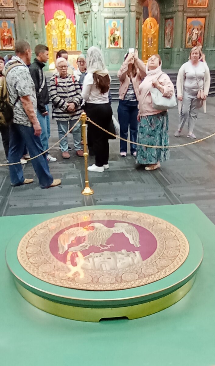 Патриаршее место в верхнем храме. На заднем плане остатки нашей экскурсионной группы. В светлом платке и белых кроссовках наш экскурсовод Амина. Толковая девушка, с хорошей речью, много информации, хорошая подача. Штатный экскурсовод. Фото автора. 